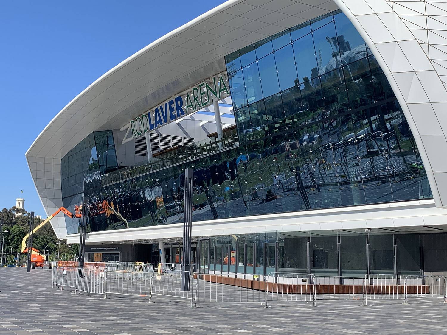 Multi-storey building glass facade, spontaneous glass breakage case study